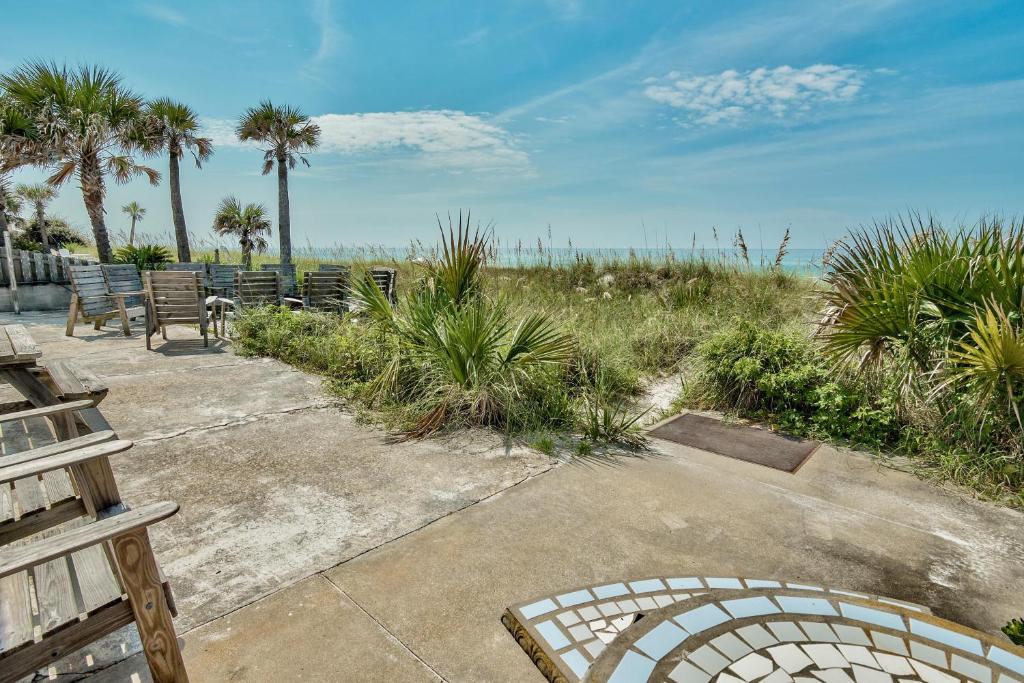 Sand Blast - Lovely Beachfront Home with Tons of Space! - image 2