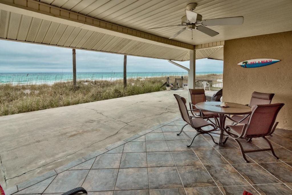 Life's a Beach! Beautiful Private Beachfront Home! Tons of Space! 2 Greatrooms! - image 2