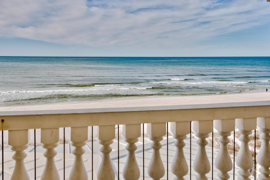 Bella Casa - 5 Bdrm Directly on the Beach & Huge Swim Spa! - image 5