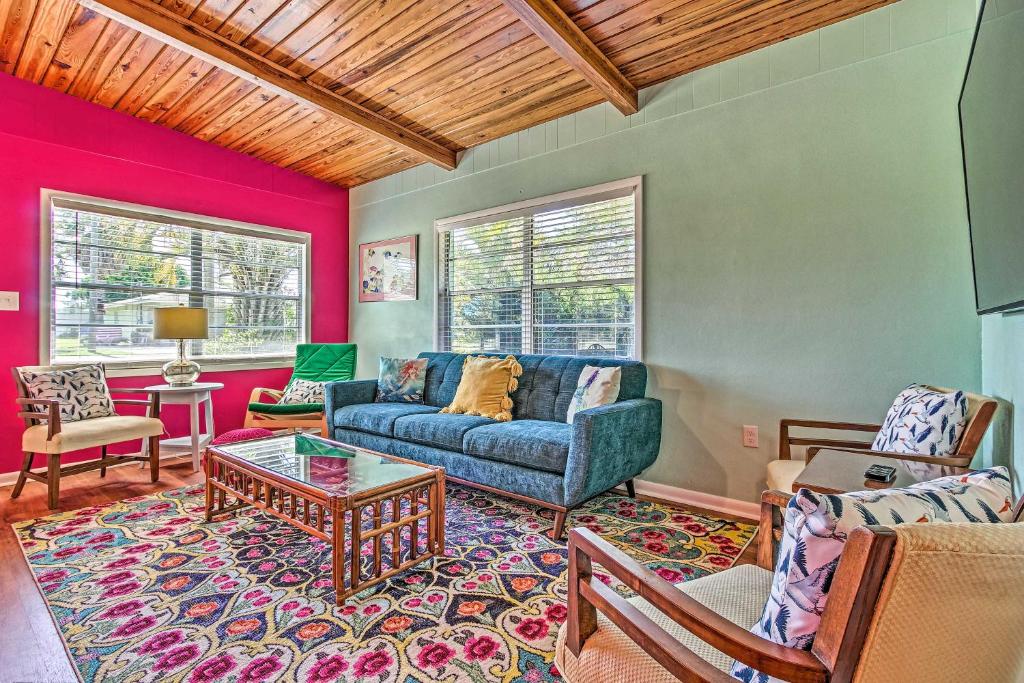 Vibrant PCB Abode with Patio Walk to the Beach - image 3