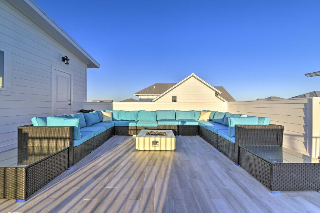 Coastal Home with Rooftop Terrace and Sunset View - image 2