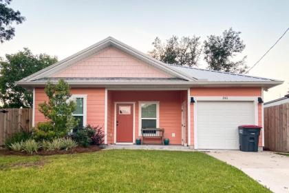 West End Beach Cottage - image 3