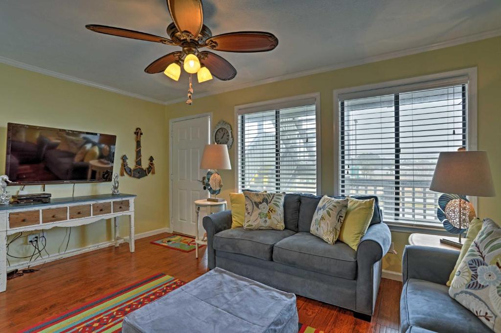 Cozy Panama City Beach Condo Less Than 1 Block to the Gulf - main image