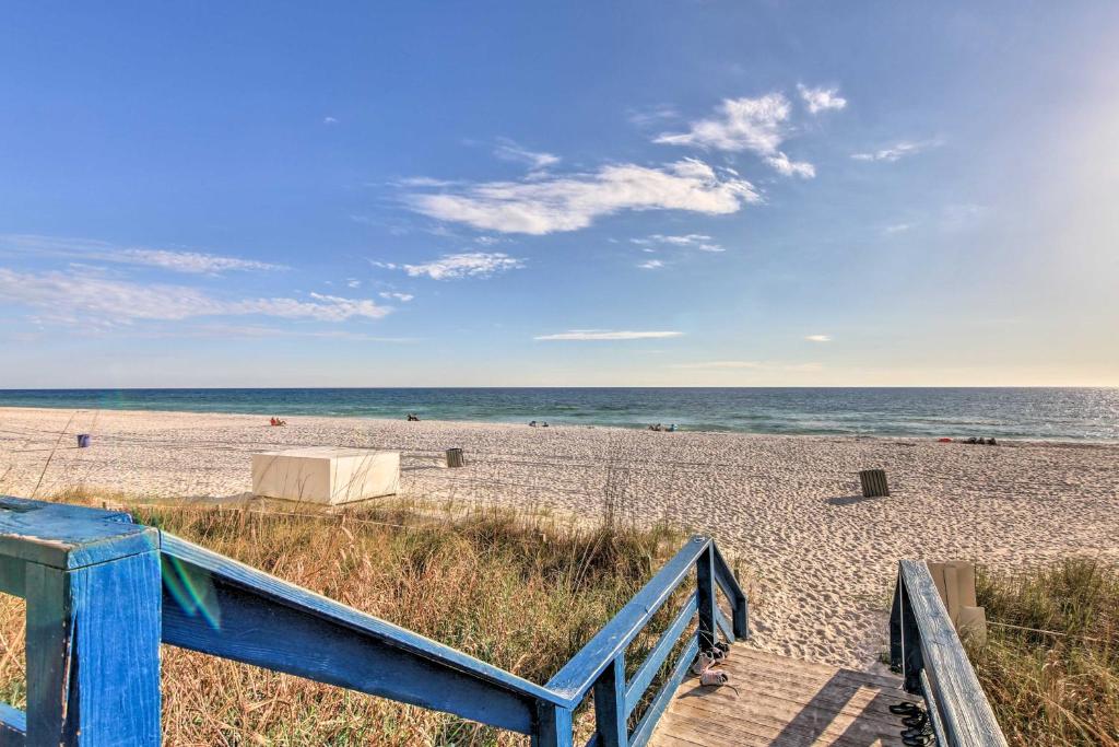 Panama City Beachfront Condo with Balcony and Pool! - image 4