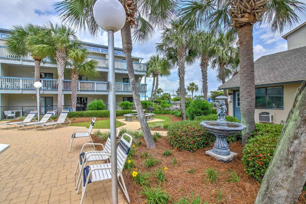 Cozy PCB Condo with Balcony - Walk to the Beach! - image 2