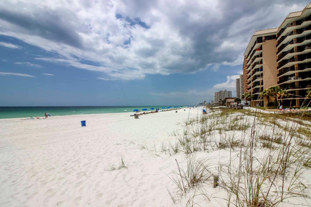 Cozy PCB Condo with Balcony - Walk to the Beach! - image 3