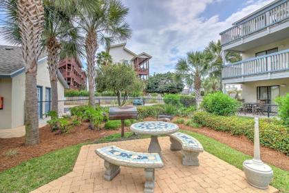 Cozy PCB Condo with Balcony - Walk to the Beach! - image 5