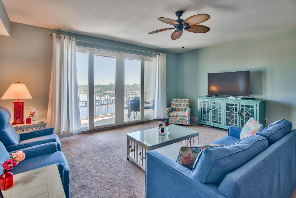 Laketown Wharf 335! 1 BD 2 Bathroom with Amazing Amenities - image 2