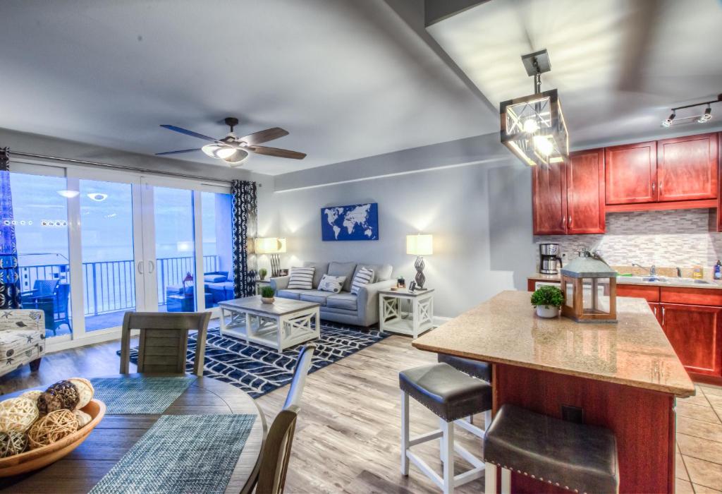 Amazing Style In Lake town Wharf! 1 BD 2 BA Amenities and Location! - main image