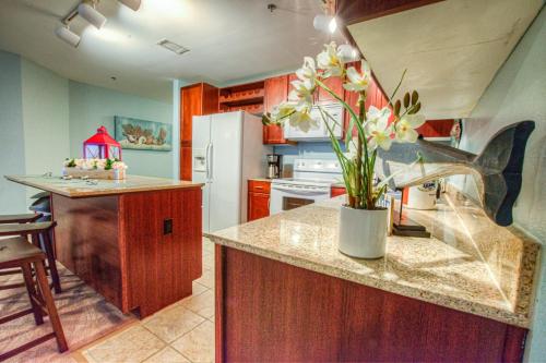 BEAUTIFUL 3 BD Laketown Wharf 1133- Best Amenities! - main image