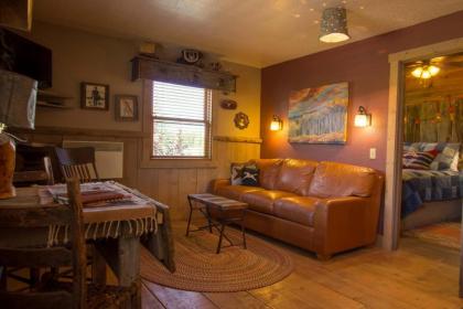 Cozy 1 BR with a Pullout Sofa bed and Kitchenette Panguitch