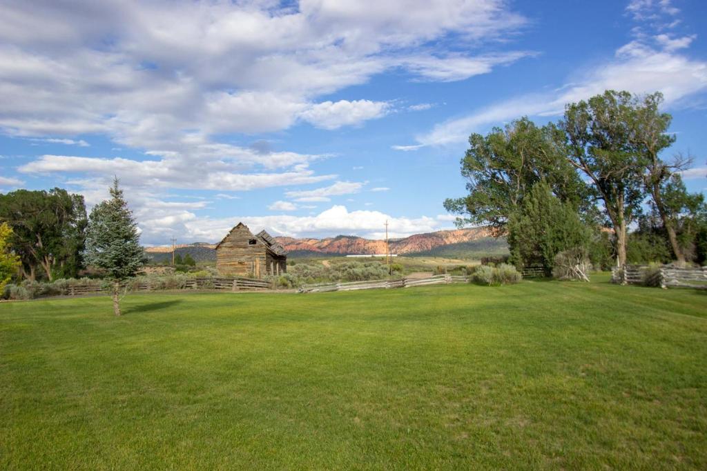 Beautiful 1 BR Barn Cabin - Perfect for Small Families - image 3