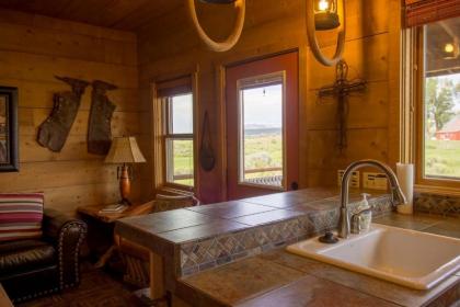 Beautiful 1 BR Barn Cabin - Perfect for Small Families - image 9