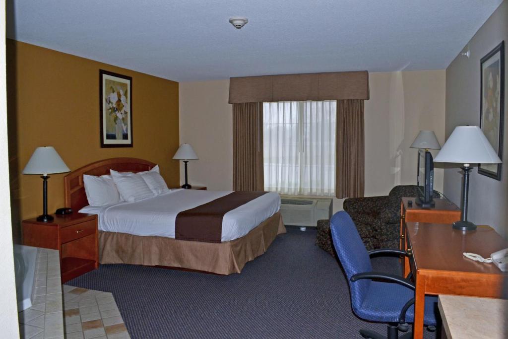 Paola Inn and Suites - main image