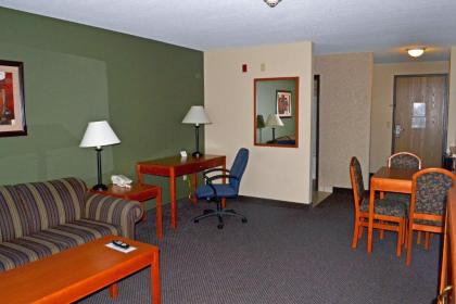 Paola Inn and Suites - image 13