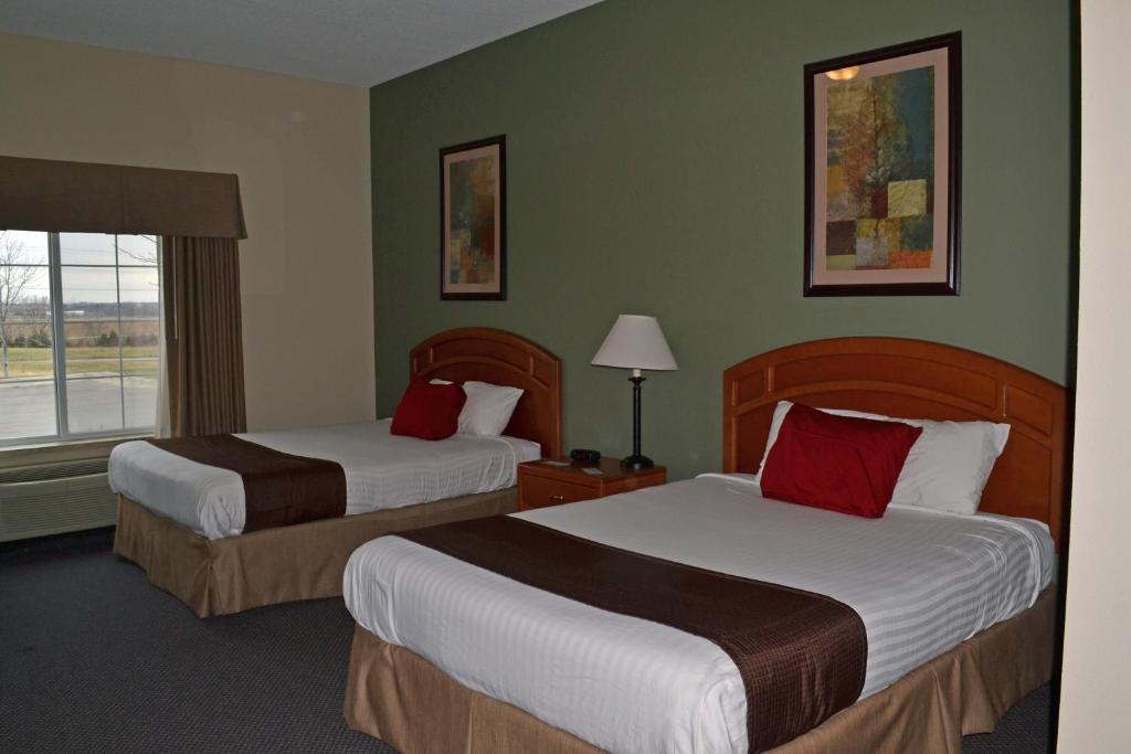 Paola Inn and Suites - image 2