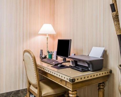 Quality Inn Paris - image 8