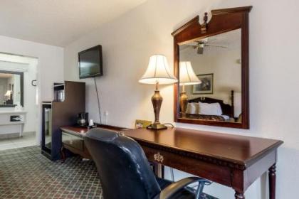 Americas Best Value Inn Paris - image 3