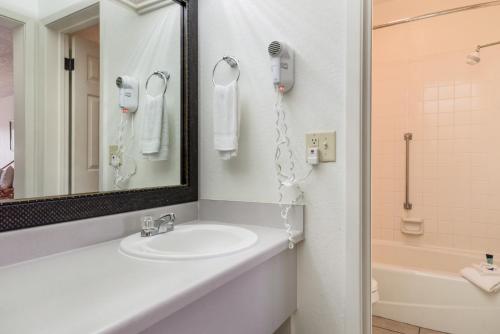 Americas Best Value Inn Paris - image 6