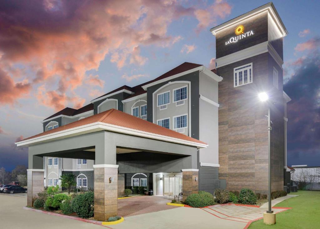 La Quinta Inn and Suites by Wyndham Paris - main image