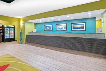 La Quinta Inn and Suites by Wyndham Paris - image 12