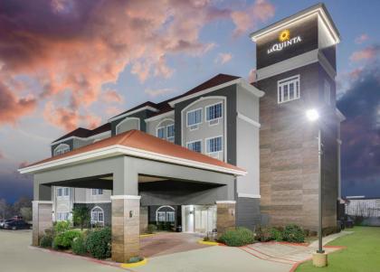 La Quinta Inn and Suites by Wyndham Paris - image 14