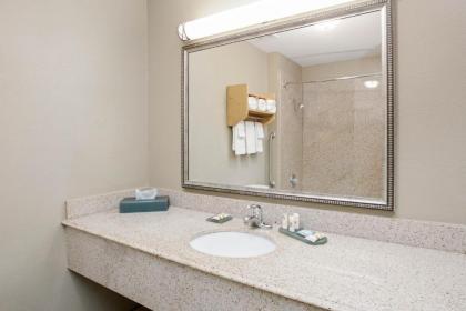 La Quinta Inn and Suites by Wyndham Paris - image 2