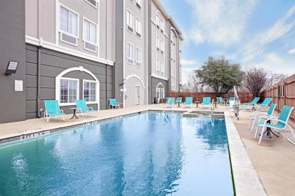 La Quinta Inn and Suites by Wyndham Paris - image 3