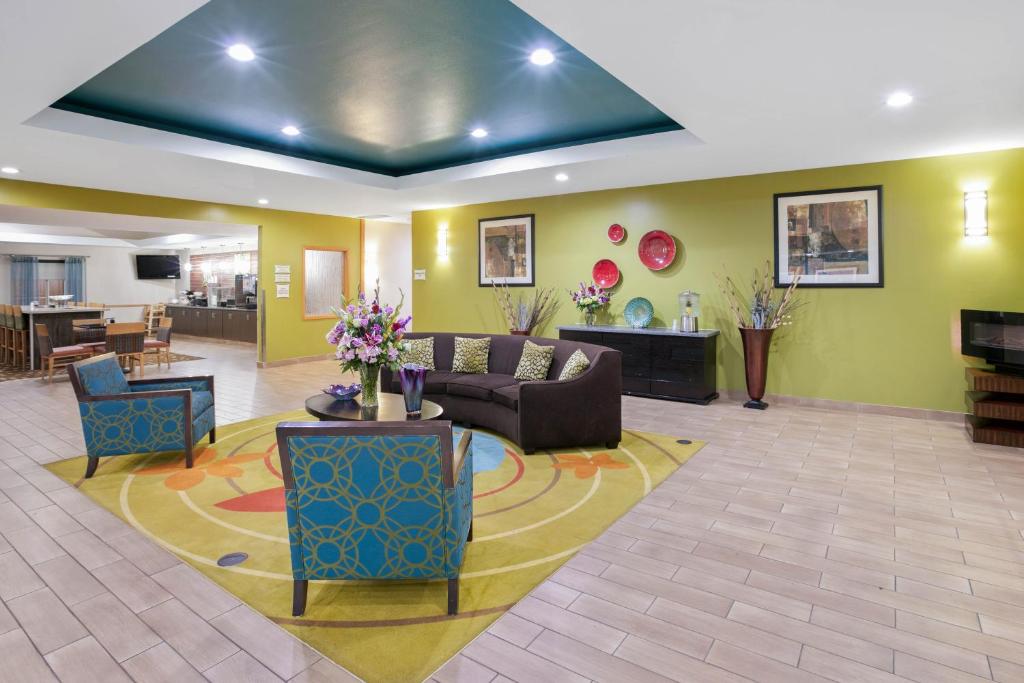 La Quinta Inn and Suites by Wyndham Paris - image 5