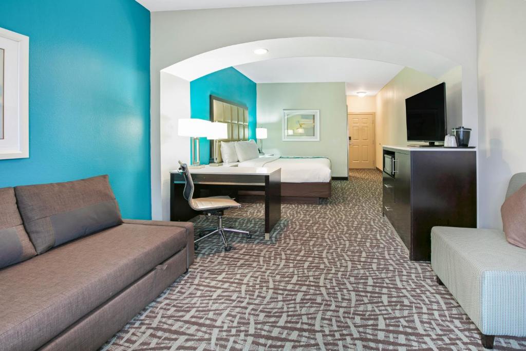 La Quinta Inn and Suites by Wyndham Paris - image 6