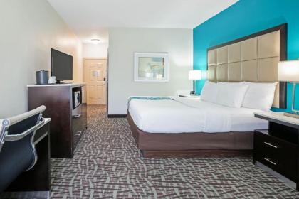 La Quinta Inn and Suites by Wyndham Paris - image 8