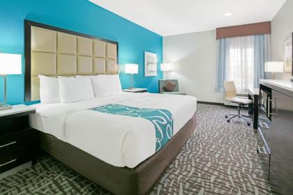 La Quinta Inn and Suites by Wyndham Paris - image 9