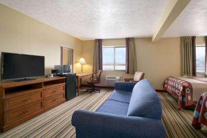 Super 8 by Wyndham Park City/North Wichita Area - image 3