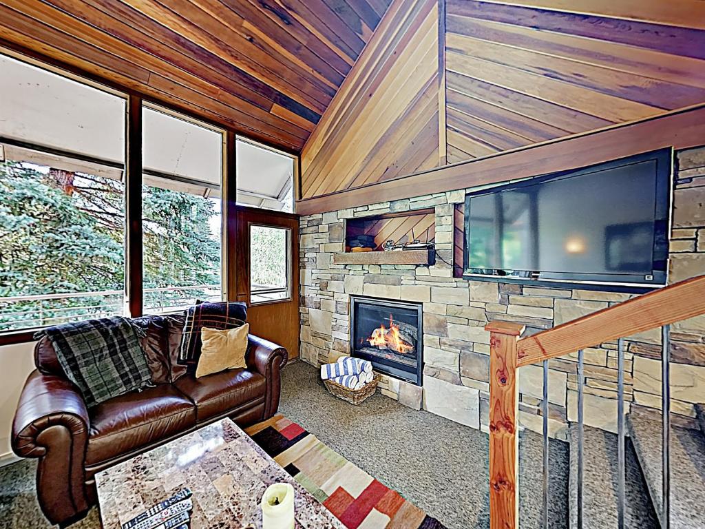 New Listing! Ski Basecamp With Hot Tub Walk To Lift Townhouse - main image