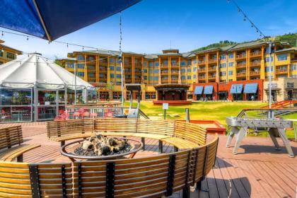 Ski-In and Ski-Out Studio at Sundial Lodge with Hot Tub! - image 11