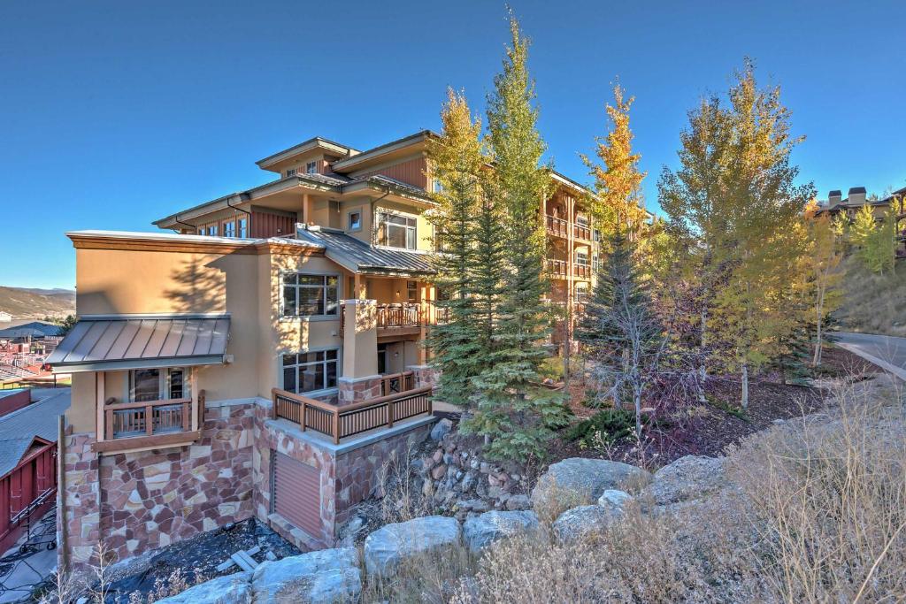 Ski-In and Ski-Out Studio at Sundial Lodge with Hot Tub! - image 3