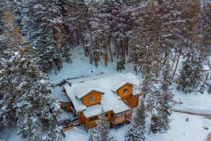 Pine by AvantStay - Private Log Cabin w/ Veranda Mountain Views & Hot Tub