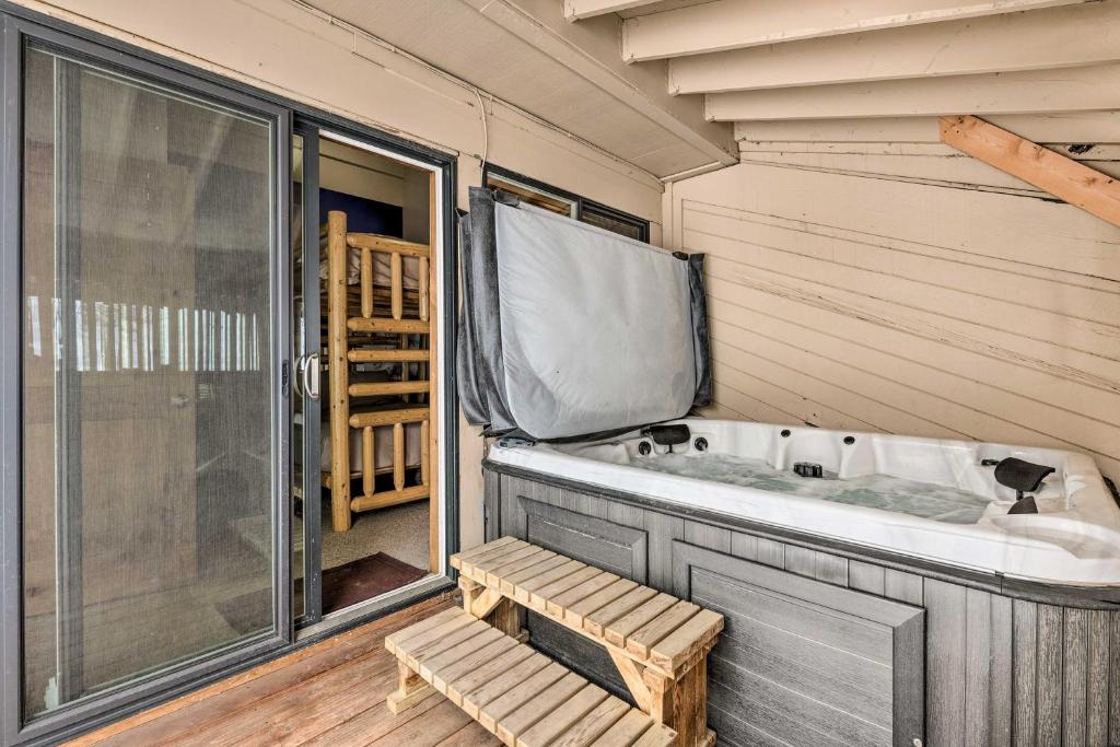 Townhome with Hot Tub about 2 Mi to Park City Mtn! - image 3