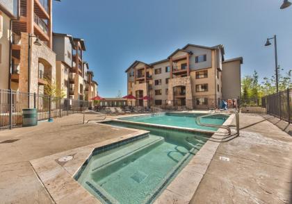 Silverado Lodge Two Queen Hotel Room by Canyons Village Rentals - image 9