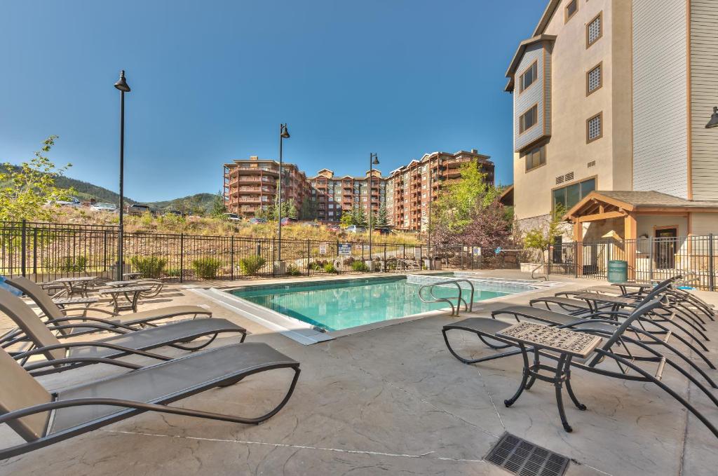 Silverado Hotel Room with Bunks by Canyons Village Rentals - image 5