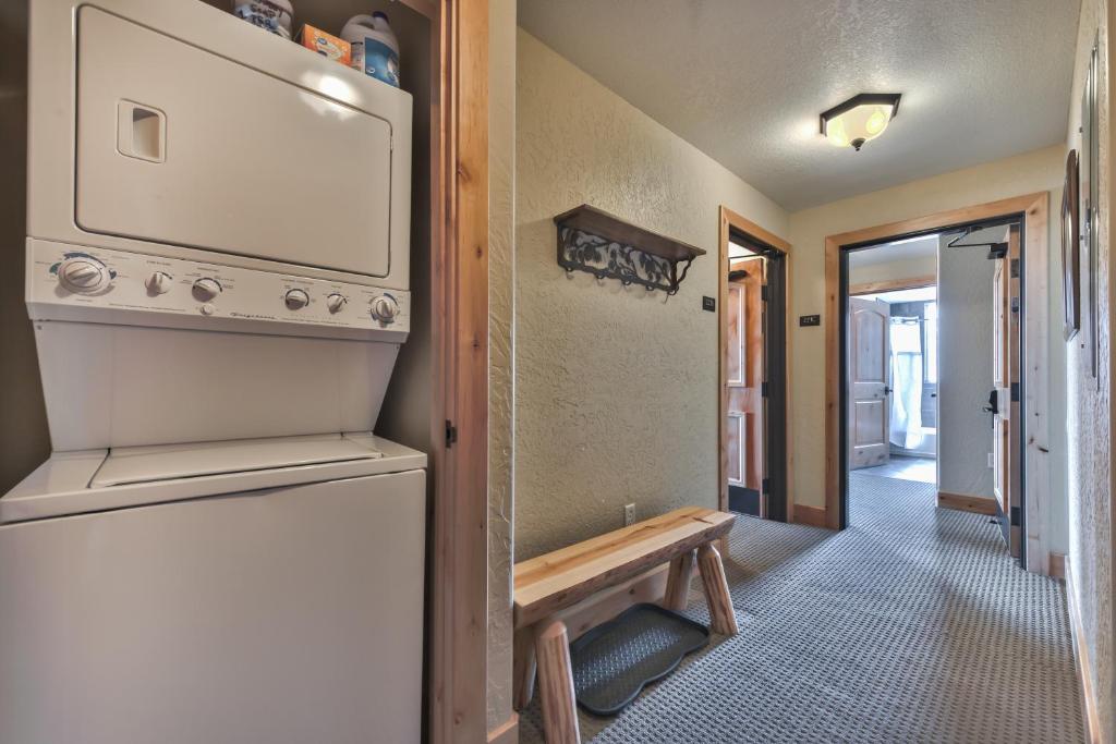 Silverado Lodge Corner One Bedroom by Canyons Village Rentals - image 6