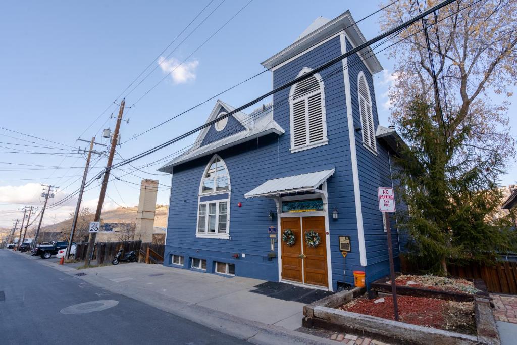 The Blue Church Lodge - main image