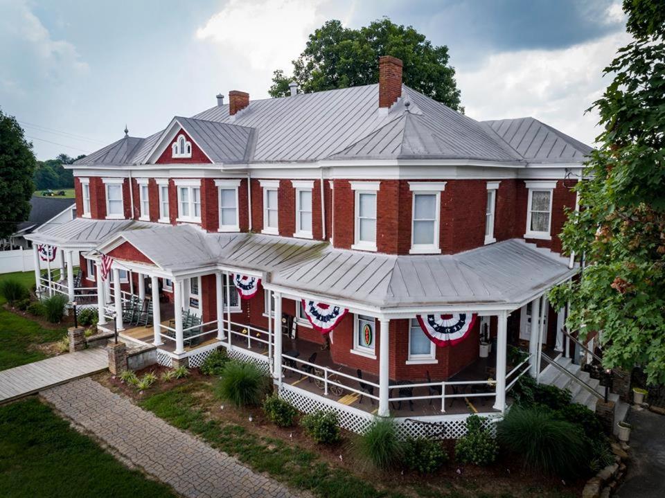 Grand Victorian Inn - image 3