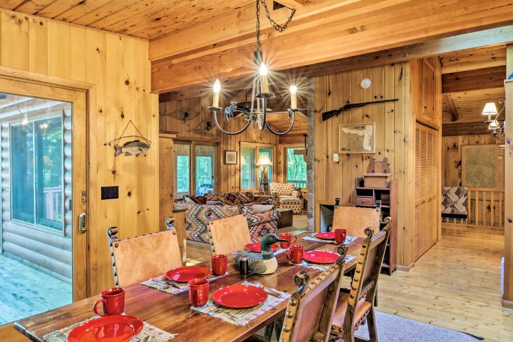 Cozy Lakefront Cabin With All-Seasons Amenities! - image 6