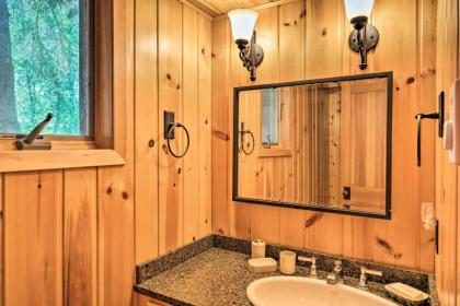 Cozy Lakefront Cabin With All-Seasons Amenities! - image 7