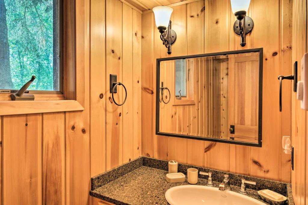 Cozy Lakefront Cabin With All-Seasons Amenities! - image 7