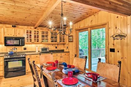 Cozy Lakefront Cabin With All-Seasons Amenities! - image 8