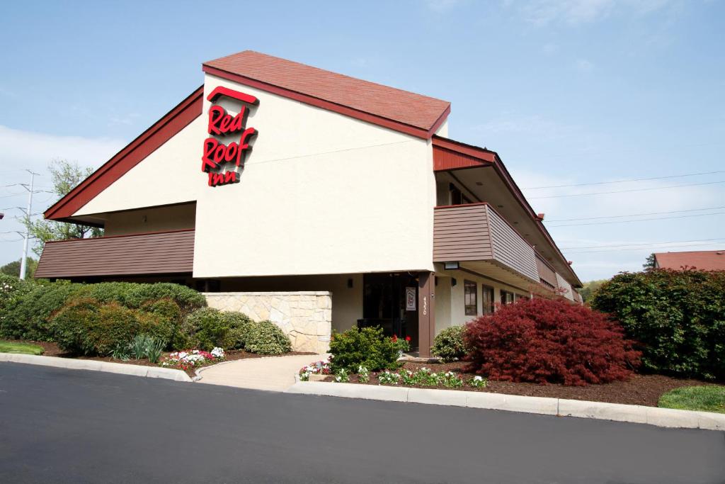 Red Roof Inn Parkersburg - image 2