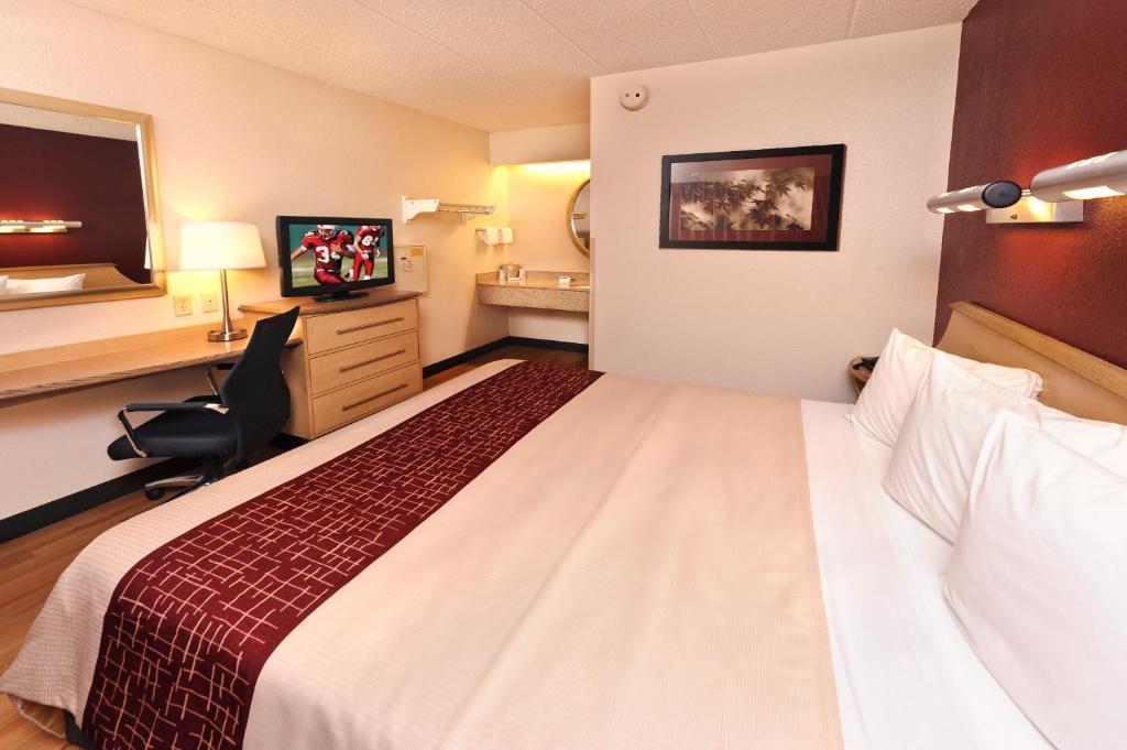 Red Roof Inn Parkersburg - image 3