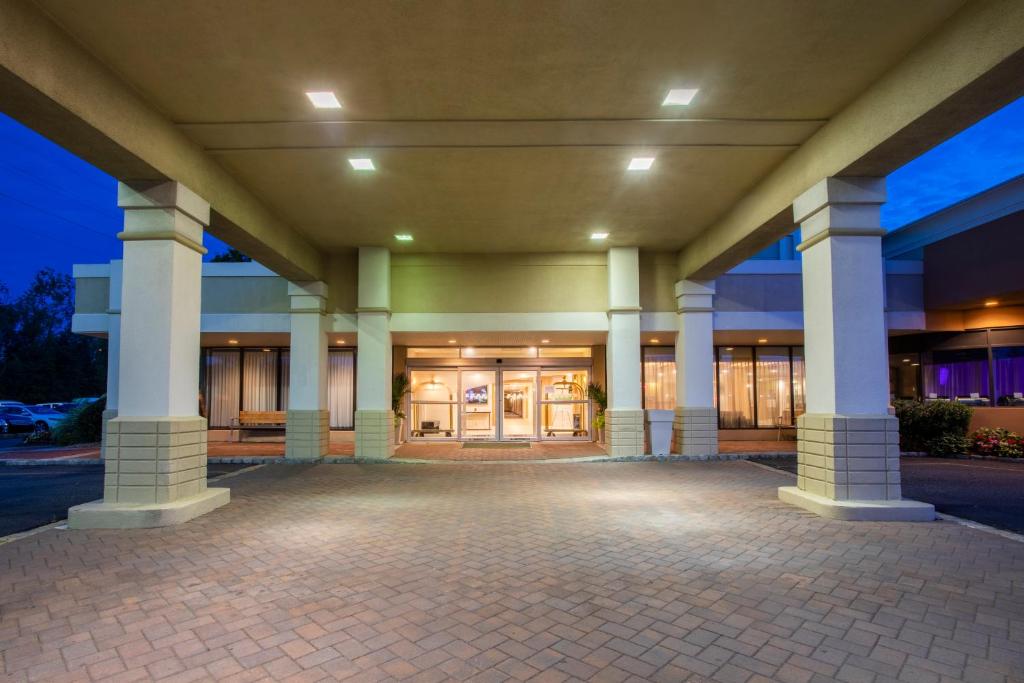 Holiday Inn Hotel & Suites Parsippany/Fairfield an IHG Hotel - image 5